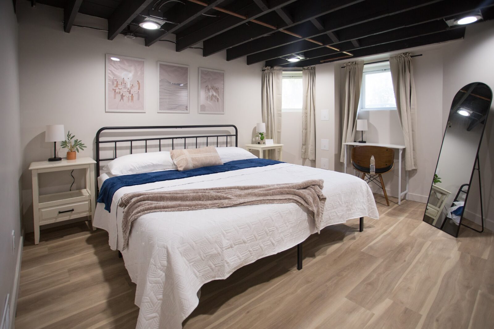 Chicago house cleaning company: clean garden-unit bedroom