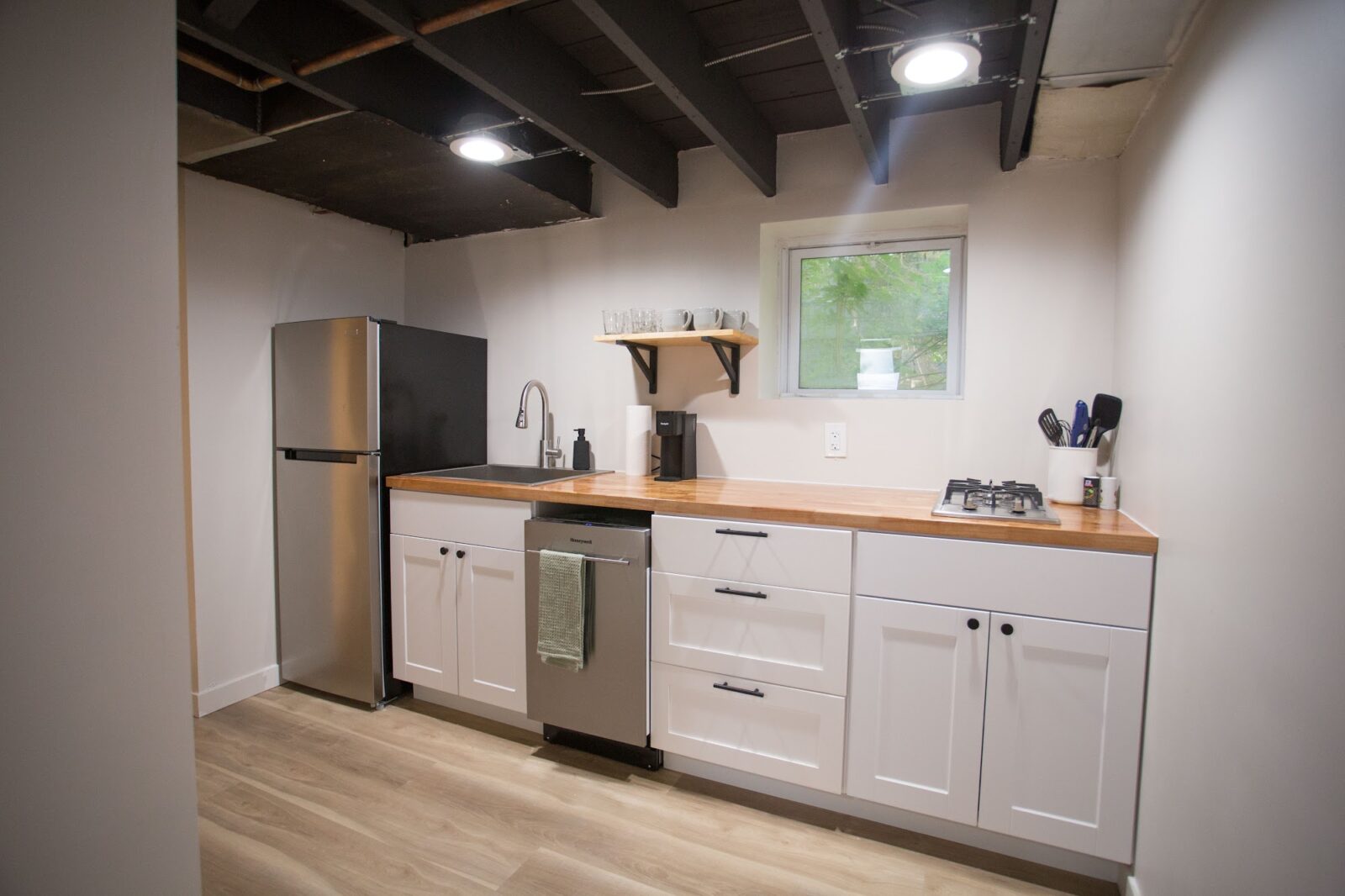 House cleaning chicago: clean kitchen counters and cabinets