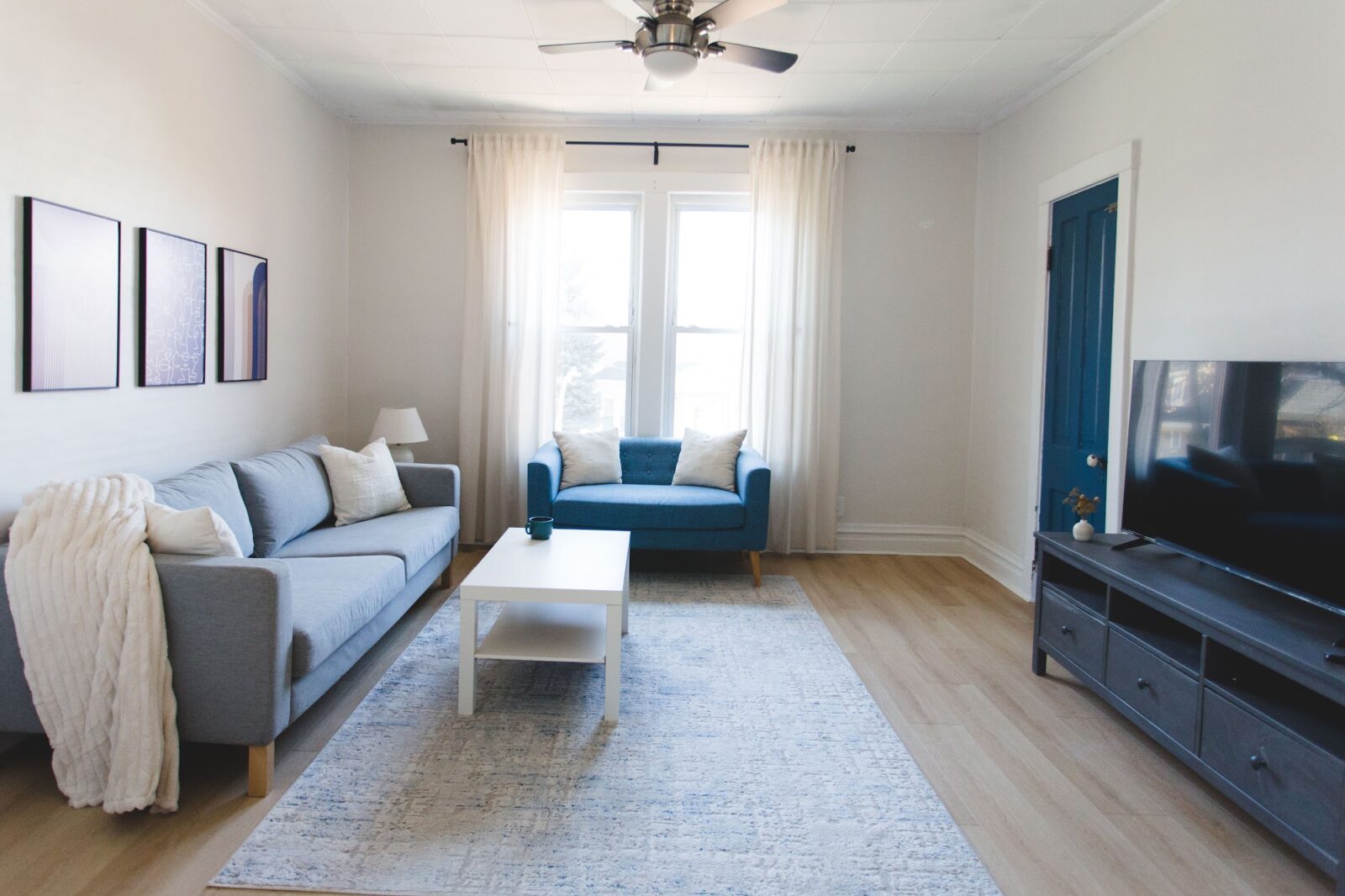 House cleaning chicago: freshly cleaned living room