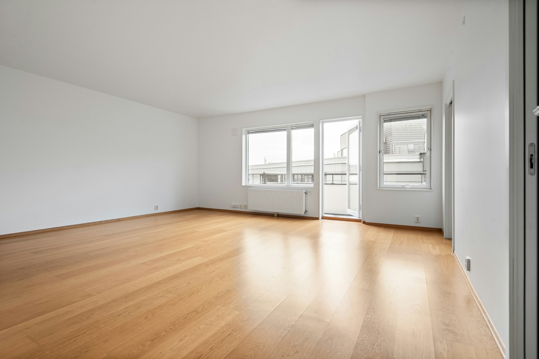 Move out cleaning Chicago: spotless empty apartment ready for walkthrough